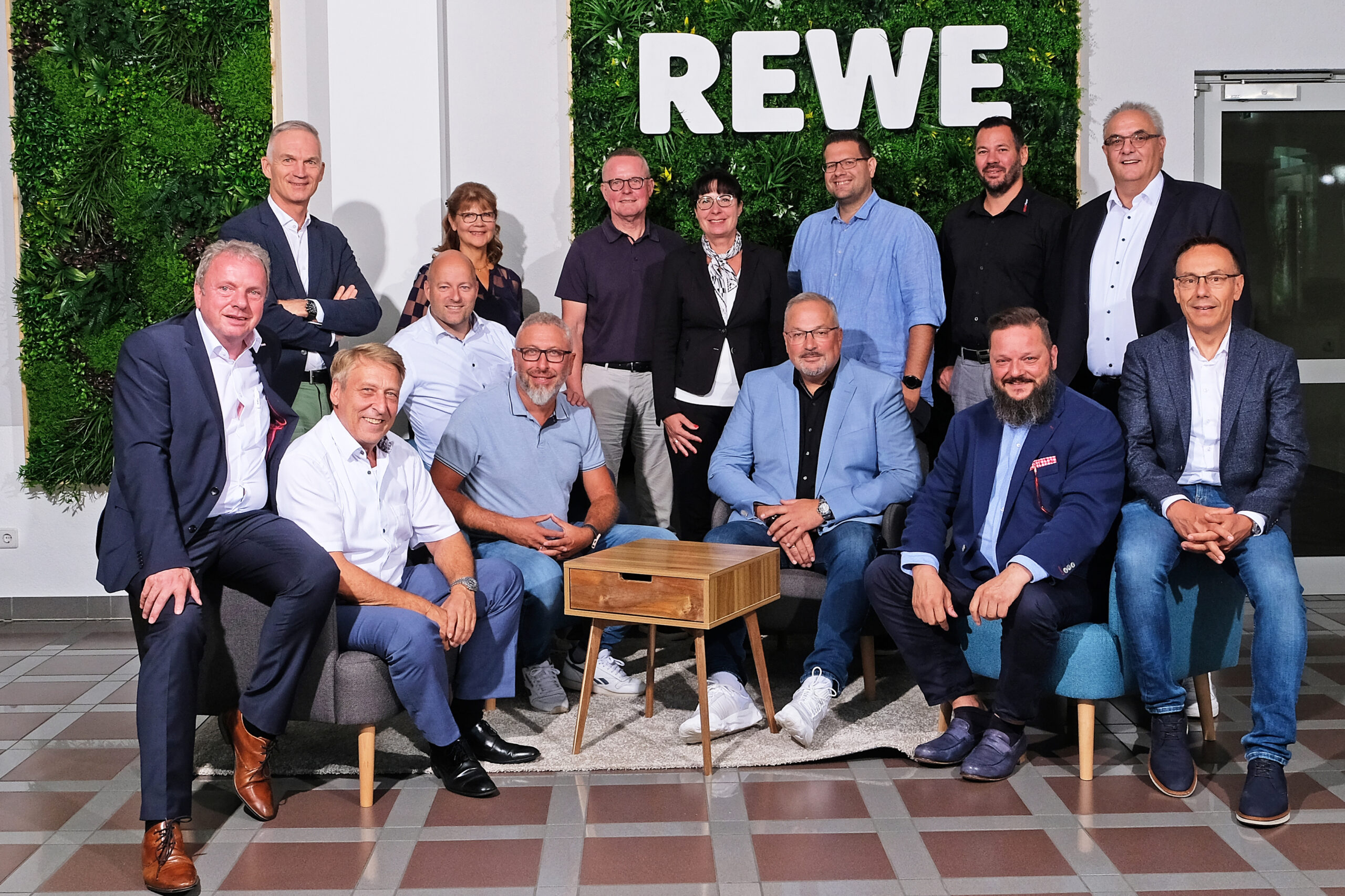 MP038326 Gruppenfoto VundA vorstand und Aufsichtsrat der rewe hungen eg