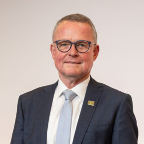 Rechtsanwalt, Prokurist seit 2019​ REWE Mitarbeiter seit 1992 Leiter Holding Immobilien 2007 - 2016 Bereichsleiter Immobilien Asset Management 2016 - 2019 REWE Group Köln ​